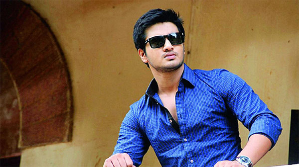 nikhil,ekkadiki pothavu chinnavada movie,dil raj,nithiin,  ఈ హీరోని వెంటాడుతున్న ఆఫర్స్..!